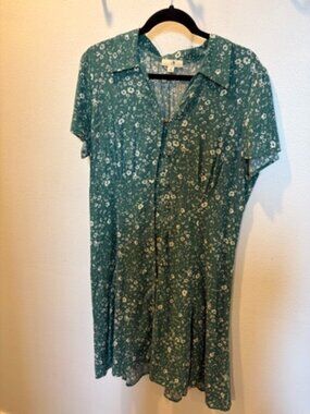 Short-sleeve floral mini-dress with buttons